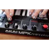 Akai MPK Mini Play MK3 πληκτρολόγιο ελέγχου MIDI με χειριστήριο pad, USB, μαύρο/κόκκινο
