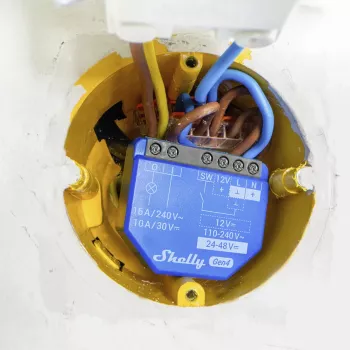 Shelly 1 Gen4 έξυπνο ρελέ 1 καναλιού, 16 A, Wi-Fi 2,4 GHz, Bluetooth 5.0, Zigbee, Matter, 110–240 V AC, χωνευτό, πλαστικό, 42×16×37 mm, μπλε