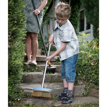 Παιδικό σκουπάκι Fiskars MyFirst παιδικό σκουπάκι, μπλε, μήκος 980 mm, πλαστικό πλαίσιο και λαβή, 1 τεμ.