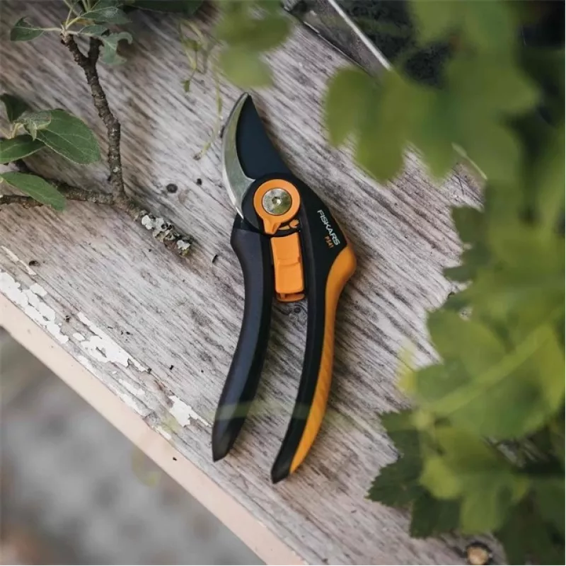 Fiskars Plus SmartFit P541 ψαλίδι κήπου bypass μαύρο, πορτοκαλί