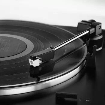 Audio Technica Unisex AT-LP60XUSB πλήρως αυτόματο πικάπ με ιμάντα, αναλογικό & USB σε μαύρο