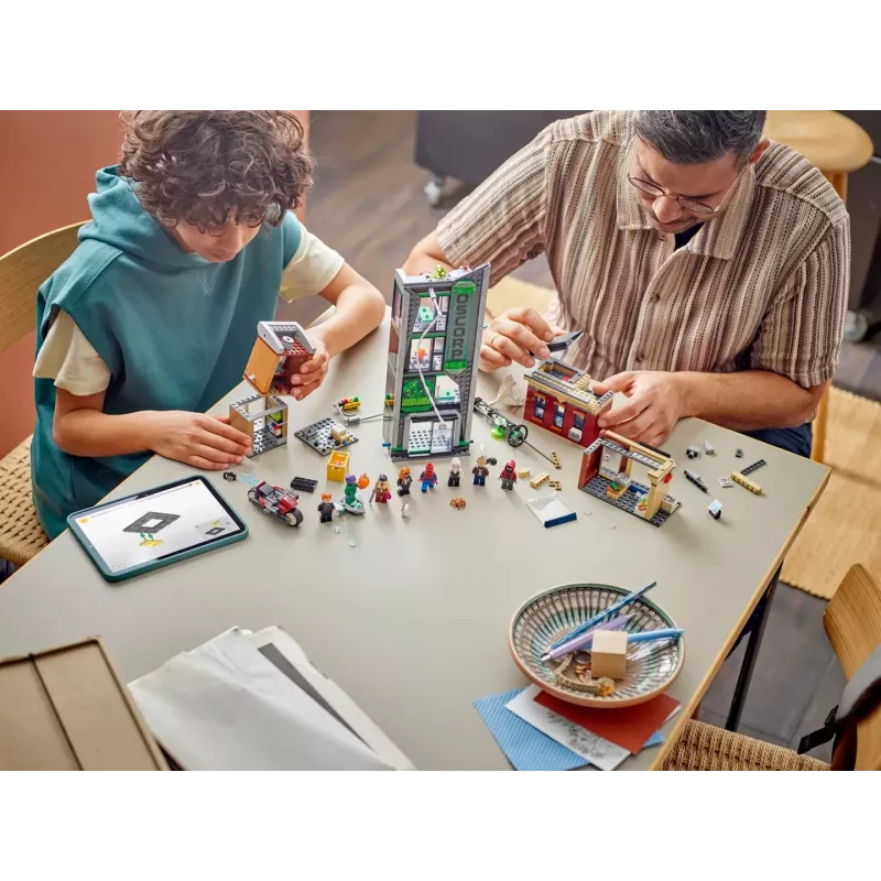 Σετ LEGO Marvel 76324 Spider-Man vs. Oscorp, 808 τεμ., 8 μινιφιγούρες, από 10 ετών