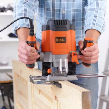 Router/Trimmer Black & Decker KW1200EKA-QS — συμπαγής φρέζα με ρυθμιζόμενες ρυθμίσεις βάθους, εργονομικός σχεδιασμός
