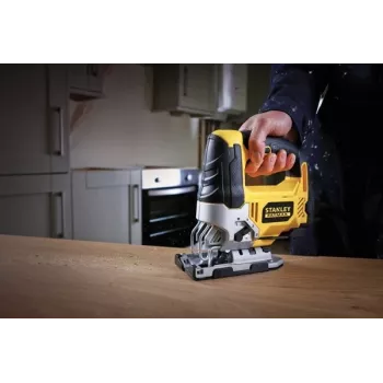 Σέγα STANLEY FME340K — 710 W, 3000 διαδρομές/min, βάθος κοπής ξύλο 85 mm, χάλυβας 10 mm, λαβή τοξοειδής, ρύθμιση γωνίας