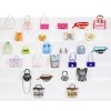 Rainbow High Accessories Studio Series 1, H Assortment σε PDQ τσάντα κούκλας