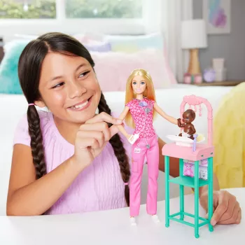 Κούκλα Barbie Baby Doctor με ξανθιά κούκλα μόδας, 1 κούκλα μωρού, έπιπλα & αξεσουάρ
