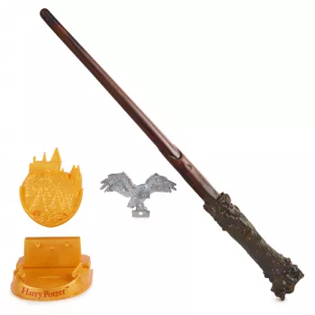 Wizarding World Harry Potter, 12 ιντσών μαγικό ραβδί συλλεκτικής έκδοσης Harry Potter με βάση & μεταλλικό εικονίδιο, Μαγικά πλάσματα, Αξεσουάρ για στολές