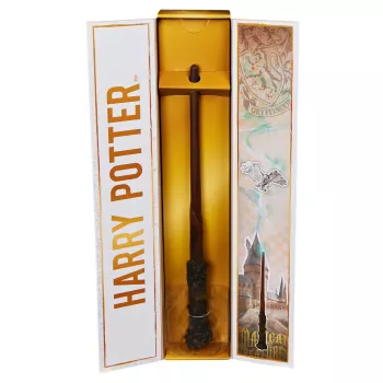 Wizarding World Harry Potter, 12 ιντσών μαγικό ραβδί συλλεκτικής έκδοσης Harry Potter με βάση & μεταλλικό εικονίδιο, Μαγικά πλάσματα, Αξεσουάρ για στολές