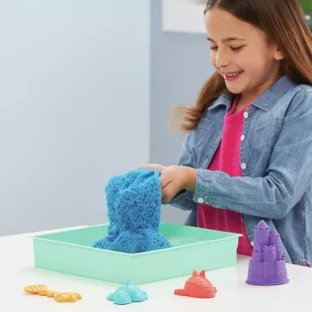 Kinetic Sand, σετ sandbox, δημιουργικά πασχαλινά δώρα, περιέχει 1 lb μπλε εύπλαστη άμμο παιχνιδιού, 4 εργαλεία & φόρμες, αποθήκευση, αισθητηριακό παιχνίδι για παιδιά από 3 ετών