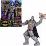Spin Master Batman 30 cm Deluxe φιγούρα δράσης με λειτουργία χτυπήματος και ρίψης, 5 αξεσουάρ, εφέ φωτός και ήχου, από 4 ετών