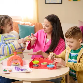 Kinetic Sand, SquishPizza σετ παιχνιδιού φούρνου πίτσας που φουσκώνει, Δημιουργικά πασχαλινά δώρα, Περιέχει 1 lb εύπλαστη άμμο παιχνιδιού & 5 εργαλεία, Παιχνίδι τροφίμων χειροτεχνίας παιδικό παιχνίδι