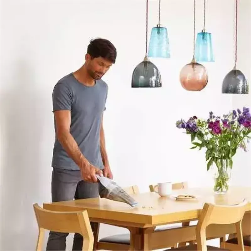 Επαναφορτιζόμενη σκούπα χειρός Black & Decker NVC215W
