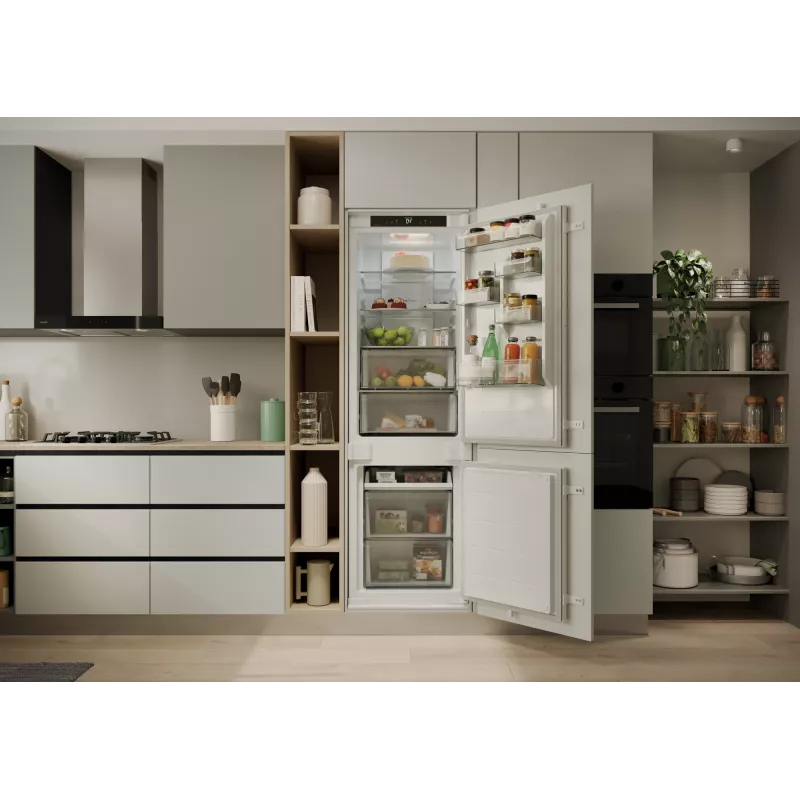 Candy CNBQT3518E Εντοιχιζόμενο ψυγείο 251 L