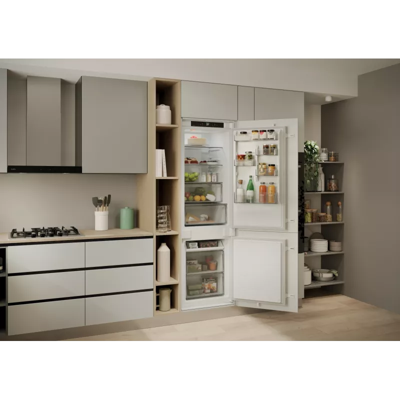 Candy CNBQT3518E Εντοιχιζόμενο ψυγείο 251 L