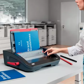 GBC CombBind® CB25E Ηλεκτρική βιβλιοδετική μηχανή, Βιβλιοδετική μηχανή χτένας, Ηλεκτρική, 390 φύλλα, Μαύρο, Κόκκινο