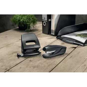 Leitz NeXXt Recycle Διατρητικό, 30 φύλλων, μαύρο, πλαστικό, 8 cm, 5,5 mm, A6