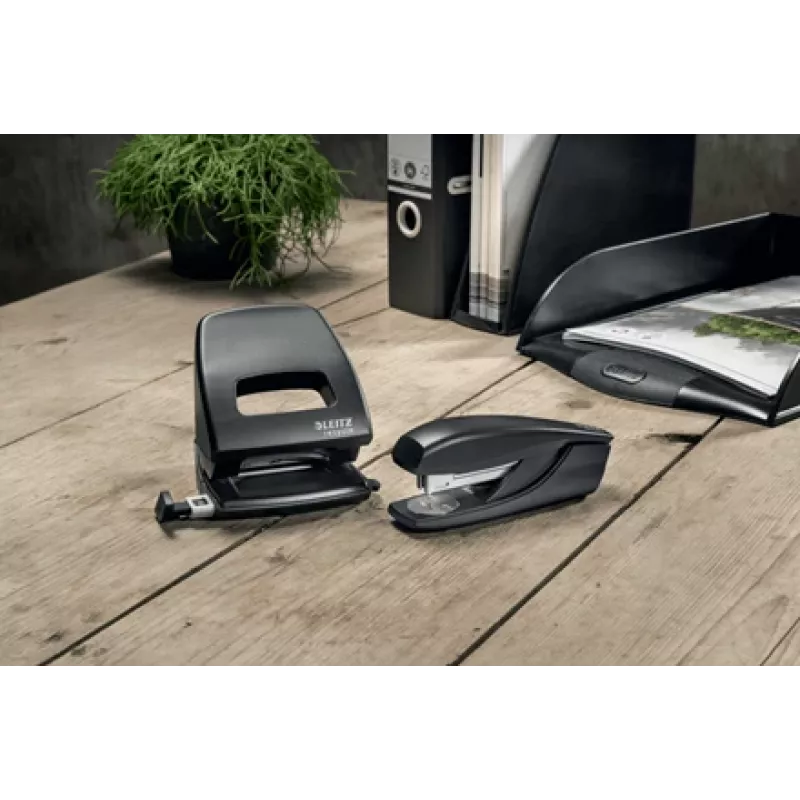 Leitz NeXXt Recycle Διατρητικό, 30 φύλλων, μαύρο, πλαστικό, 8 cm, 5,5 mm, A6