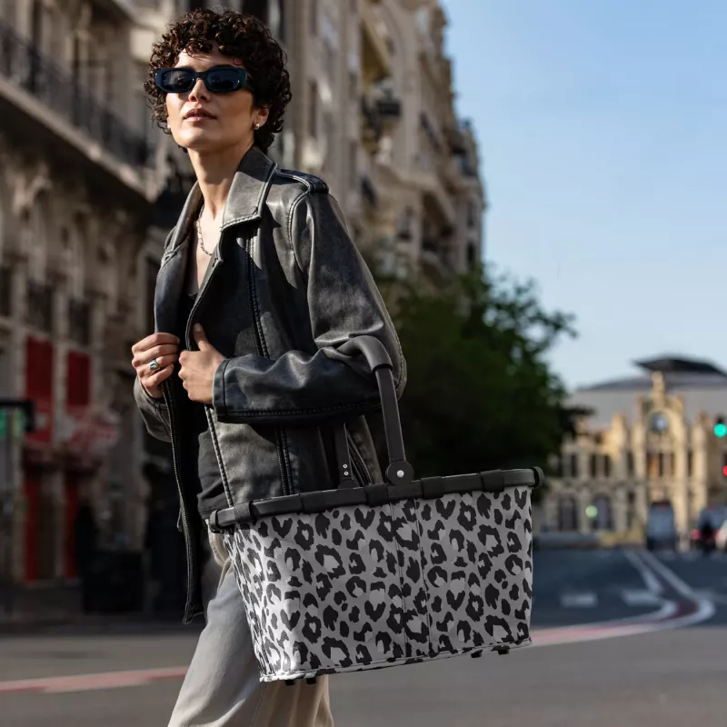 Reisenthel Carrybag Frame Leo Nero Καλάθι αγορών 22L μαύρο λεοπάρδαλη