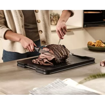Joseph Joseph Cut&Carve Plus μεγάλη μαύρη σανίδα κοπής με ενσωματωμένα καρφιά συγκράτησης κρέατος
