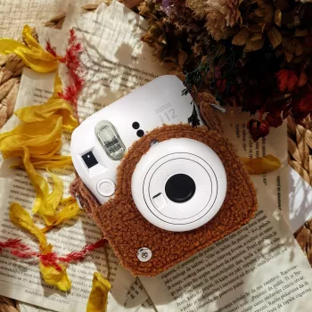 LOVEINSTANT Θήκη προστασίας για Fujifilm Instax Mini 12 - σχέδιο λούτρινου σκύλου - καφέ
