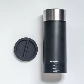 Microplane Universal Mill - μαύρο/διαφανές, περιστροφικός τρίφτης για σκληρό τυρί, σοκολάτα, ξηρούς καρπούς, μπαχαρικά