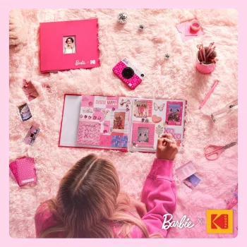 Kodak x Barbie 8x8 ιντσών Scrapbook Άλμπουμ Φωτογραφιών με Ύφασμα Εξωφύλλου και Παράθυρο Εικόνας, ροζ (RODB2X3SBPK)