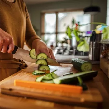 Fiskars Functional Form Ξύλινη σανίδα κοπής από μπαμπού, Ορθογώνια, Φυσικό μπαμπού/Μαύρο, 35x25 cm